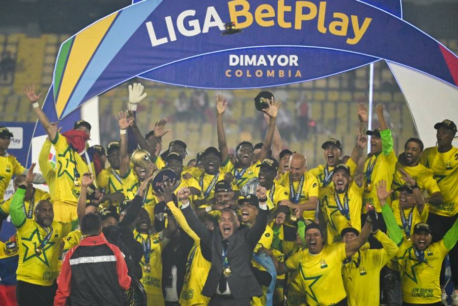 Bucaramanga campeón inédito en Colombia tras juego bajo la lluvia contra Santa Fe