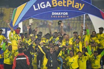 Bucaramanga campe&oacute;n in&eacute;dito en Colombia tras juego bajo la lluvia contra Santa Fe