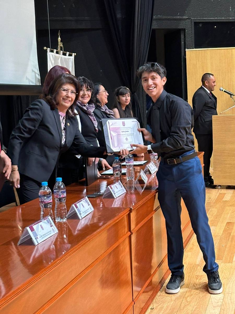 Invitan a Mariela Gutiérrez a Entrega de Diplomas y fin de Cursos del Cecyt 19