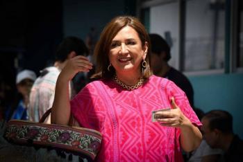 VIDEO: X&oacute;chitl G&aacute;lvez se re&uacute;ne con su 'doble' en el teatro