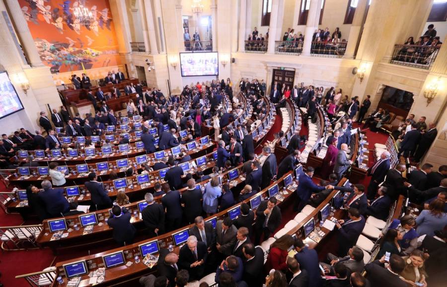 Ministros de Defensa y Salud enfrentan mociones de censura en el Congreso