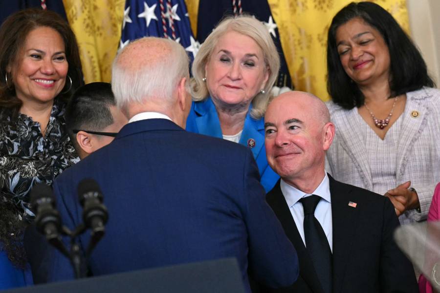 Biden allana el camino para regularizar a cientos de millas de migrantes