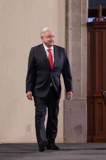 AMLO niega que nombrar&aacute; a integrantes de pr&oacute;ximo gabinete, y rechaza dedazo en elecci&oacute;n de Sheinbaum