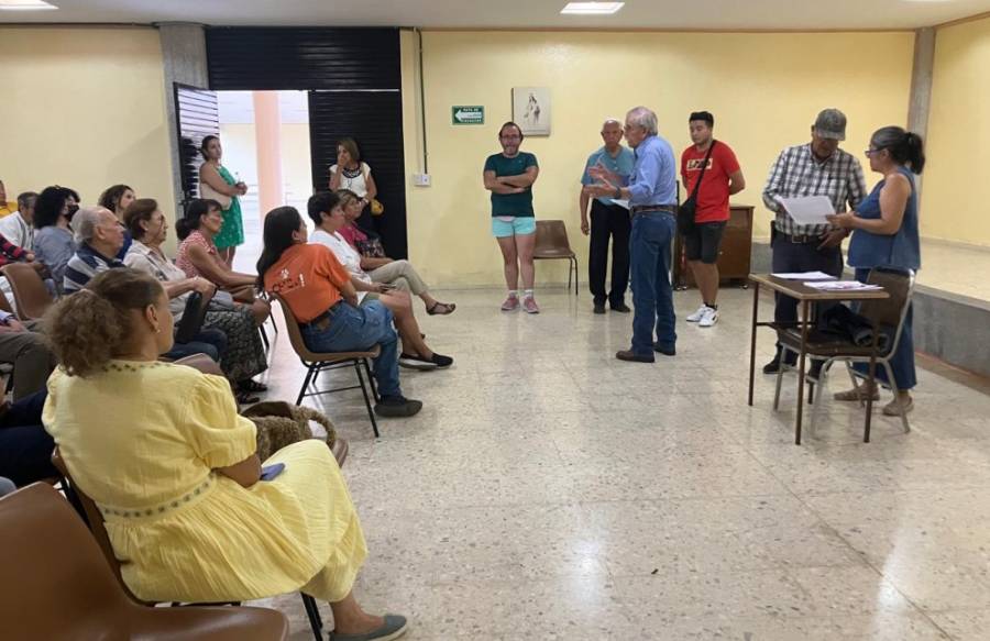 Vecinos de la colonia Jardín se reúnen con representantes de Interapas para resolver problema de abastecimiento de agua
