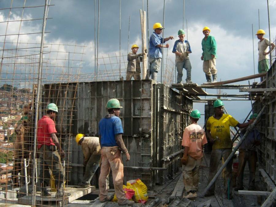 Construcción en Colombia: sector civil crece 7.6% pero edificaciones caen 2.5%