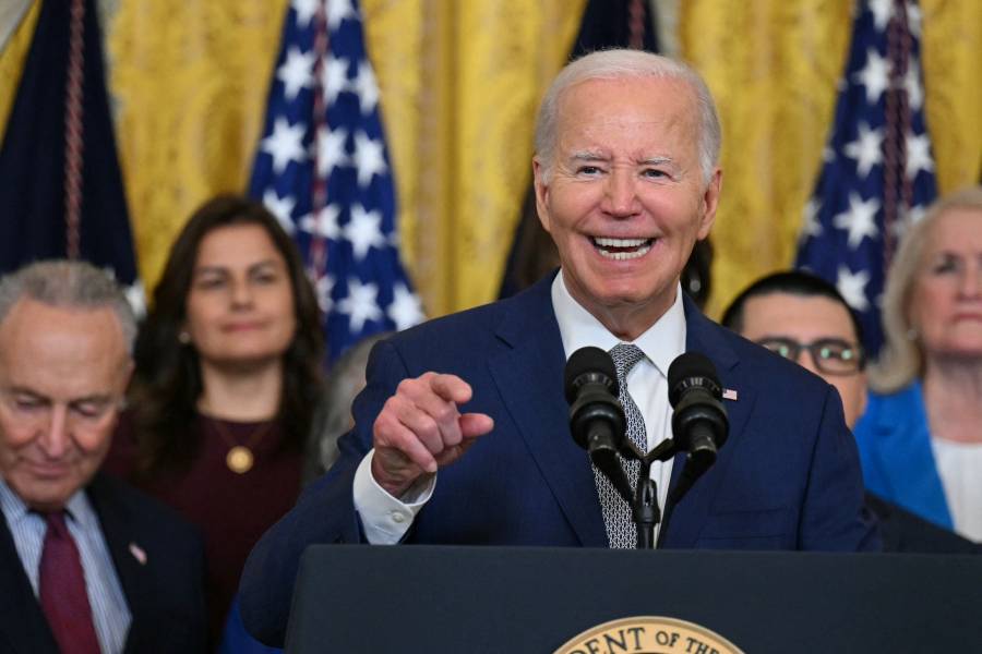 Biden allana la regularizaci&oacute;n de cientos de miles de migrantes