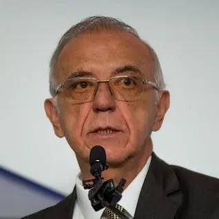 Ministro de Defensa: Bombardeos no prohibidos, pero con restricciones &eacute;ticas