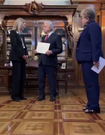 AMLO recibe cartas credenciales de 14 embajadores de distintos pa&iacute;ses