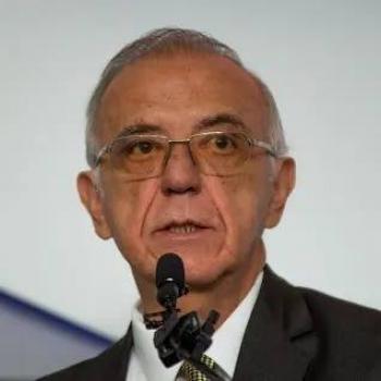 Ministro de Defensa: Bombardeos no prohibidos, pero con restricciones &eacute;ticas