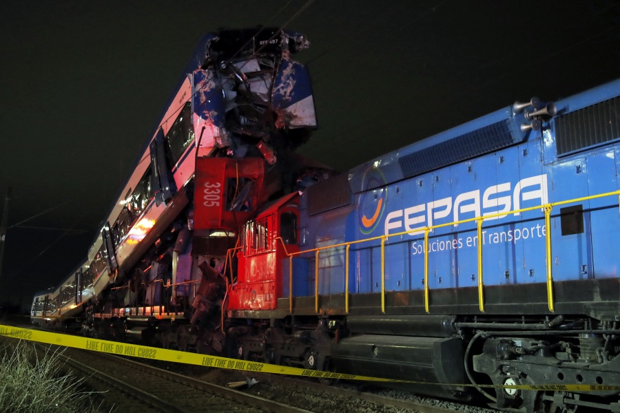 Dos muertos y nueve heridos en choque frontal de trenes en Chile
