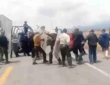 Polic&iacute;a desaloja a activistas de la carretera Perote-Puebla; reportan 2 muertos