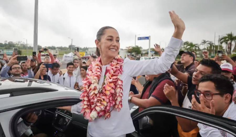 Sheinbaum llega a Minatitl&aacute;n para iniciar segunda gira con AMLO