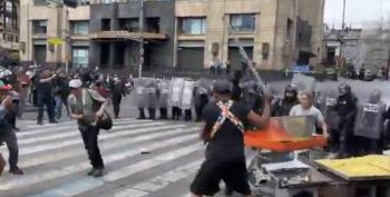 Bloqueo de comerciantes en Eje Central termina en enfrentamiento con polic&iacute;as