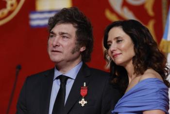 Milei critica al socialismo y a Pedro S&aacute;nchez en una visita que irrita al gobierno espa&ntilde;ol
