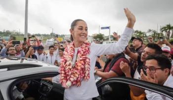 Sheinbaum llega a Minatitl&aacute;n para iniciar segunda gira con AMLO
