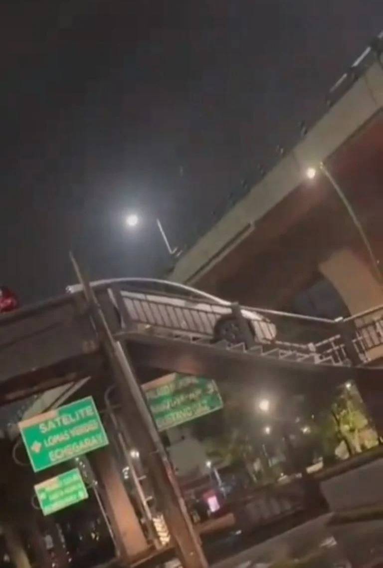 Caos vehicular en Periférico norte por conductor que intentó cruzar puente peatonal