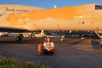 Dos mujeres permanecen detenidas despu&eacute;s de que aviones del Reino Unido fueran rociados en protesta por el clima