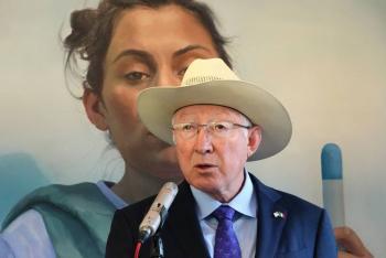 Ken Salazar anuncia el regreso de empleados a empacadoras de aguacate en Michoac&aacute;n