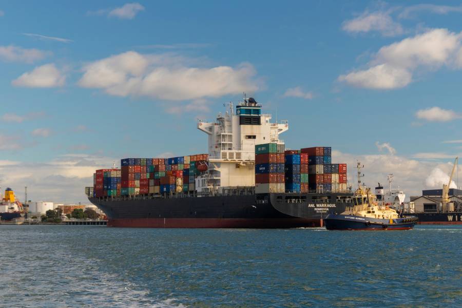 Comisión Europea aprueba plan para que los barcos en puerto usen la red eléctrica