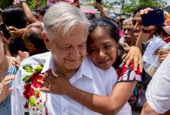 En Miahuatl&aacute;n, AMLO felicita a comunidades oaxaque&ntilde;as por caminos rurales