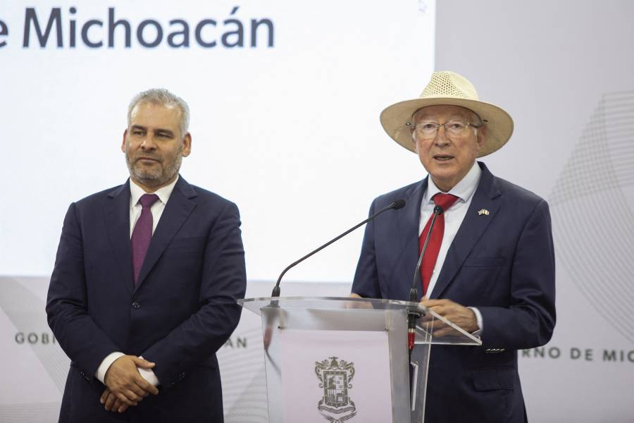 Ken Salazar anuncia acuerdo para brindar seguridad a inspectores de aguacate de EEUU