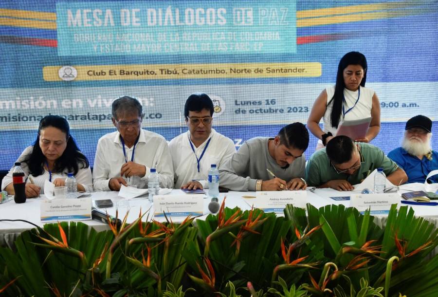 Colombia y disidentes de las FARC inician diálogo de paz en Venezuela