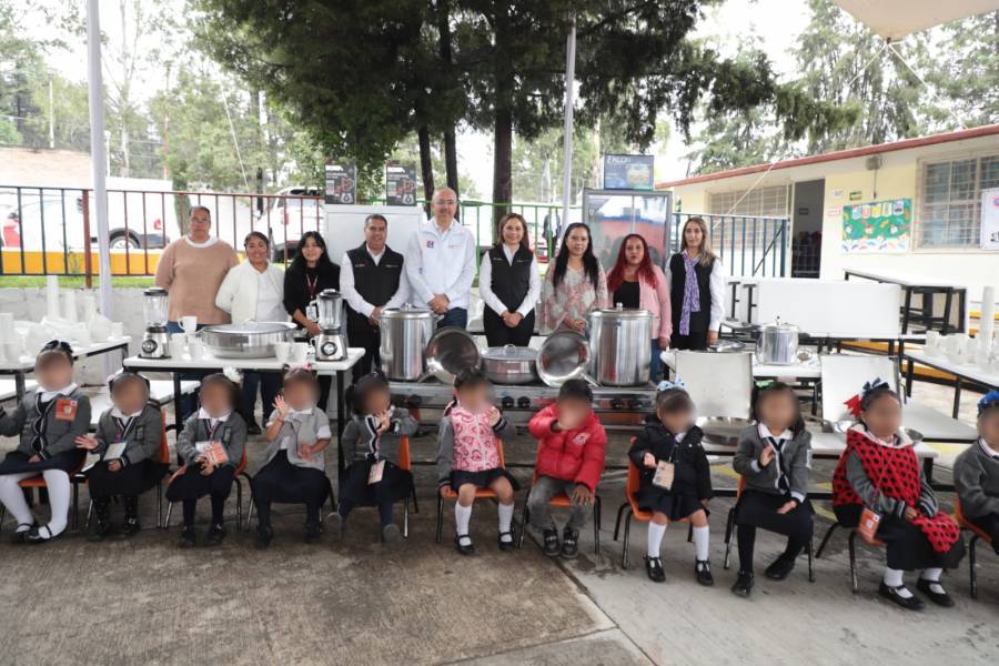 Equipa SEDIF desayunadores escolares en Puebla capital