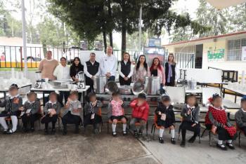 Equipa SEDIF desayunadores escolares en Puebla capital