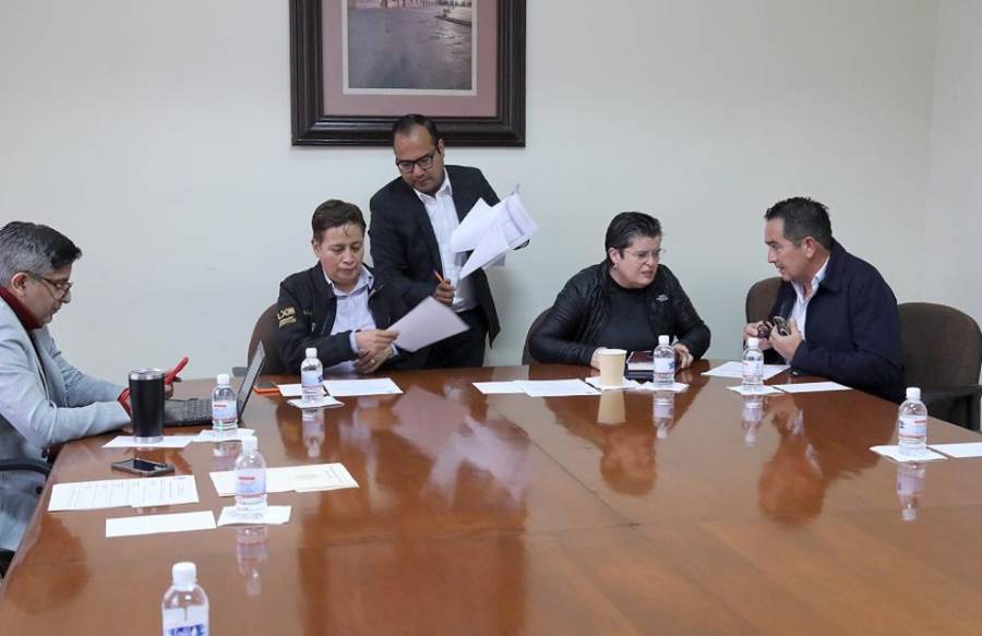 Comisión Exhorta a Verificar Polarizado en Taxis por Seguridad