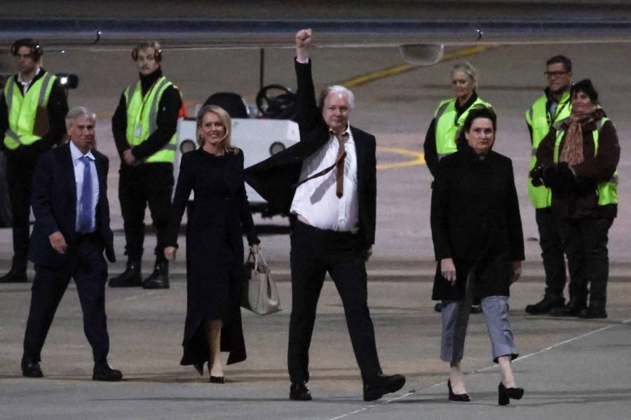Julian Assange vuelve a Australia tras recobrar la libertad