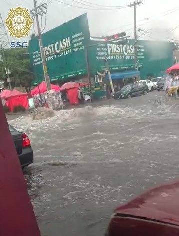 Inundaciones en Iztapalapa por fuertes lluvias causan caos vial en la Ciudad de México