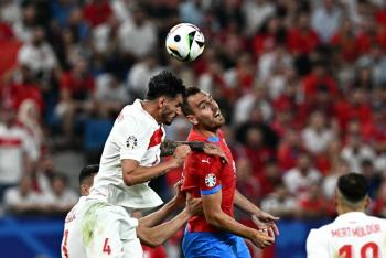Turqu&iacute;a avanza a octavos de final de la Eurocopa con una tensa victoria sobre los checos