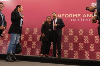 Felicita Roc&iacute;o Miguel Hern&aacute;ndez a Mart&iacute; Batres por su Informe de Gobierno