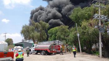 Incendio en f&aacute;brica de Cuautitl&aacute;n Izcalli genera columna de humo visible en el Valle de M&eacute;xico