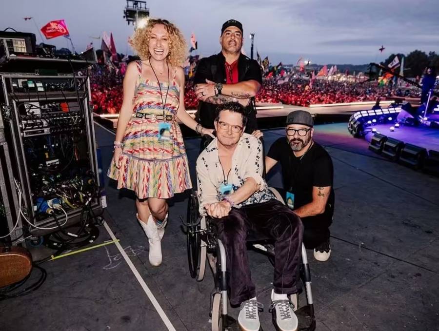 Michael J. Fox se une a Coldplay en Glastonbury y toca dos canciones