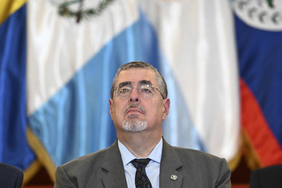 Juez congela cuentas bancarias de partido del presidente de Guatemala