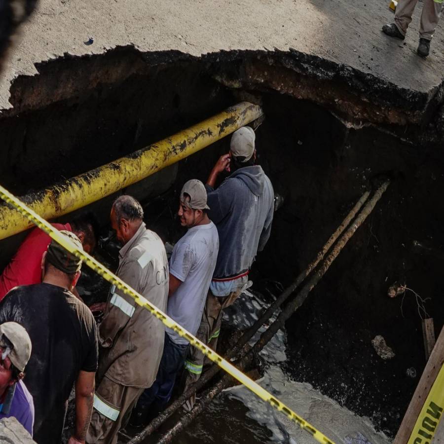 Socavón en Xochimilco deja atrapado a un automovilista