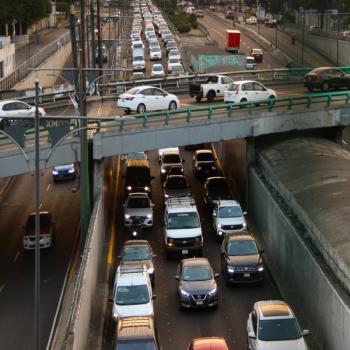 Cansados de la inseguridad; vecinos bloquean avenida Miguel Oth&oacute;n de Mendizabal