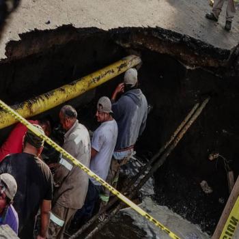 Socav&oacute;n en Xochimilco deja atrapado a un automovilista