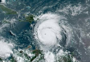 Hurac&aacute;n Beryl deja cinco muertos en el Caribe y se debilita a categor&iacute;a 4