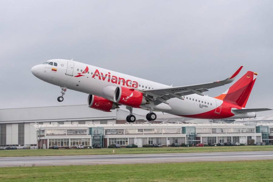 Avianca enfrenta cr&iacute;ticas por cancelaciones y reprogramaciones de vuelos