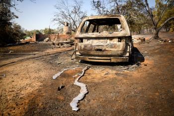 Miles de personas bajo &oacute;rdenes de evacuaci&oacute;n por incendio fuera de control en California