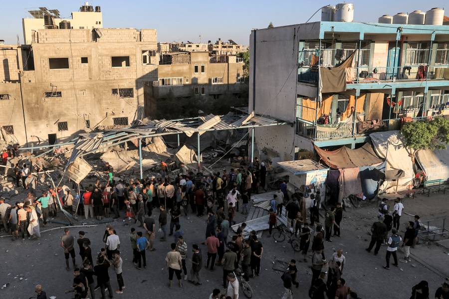 Bombardeo de escuela que alberga a desplazados en Gaza deja 16 muertos