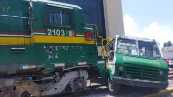 Choque de microb&uacute;s y tren en Tlalnepantla deja cuatro heridos