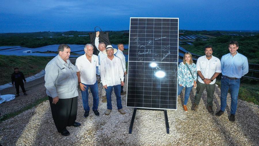 Petro invita a los alcaldes del Caribe a construir parques solares para bajar las tarifas de energía