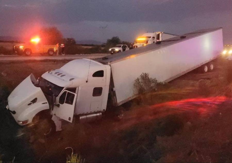Accidente de tráiler en Sonora deja 14 migrantes lesionados