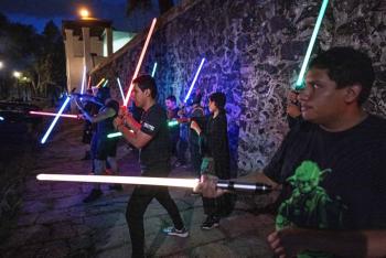 Una academia mexicana ense&ntilde;a a usar sables l&aacute;ser como en 