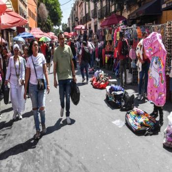 Comerciantes bloquean Circunvalaci&oacute;n tras aviso de desalojo
