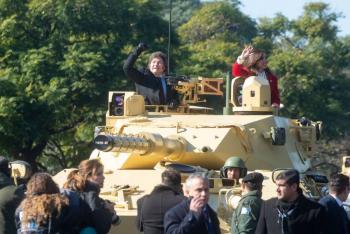 Milei celebra D&iacute;a de la Independencia en Argentina a bordo de un tanque militar