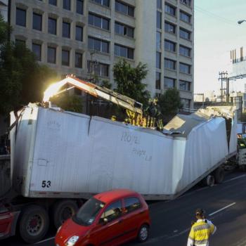 Tr&aacute;iler atorado en Viaducto
